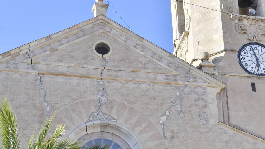 Imagen actual del estado de las grietas de la fachada de la iglesia de Sant Feliu de Constantí. FOTO: ALFREDO GONZÁLEZ