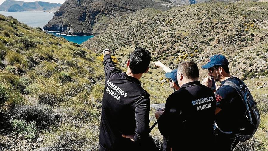 Un grupo de bomberos voluntarios de Murcia colabora en las tareas de búsqueda. FOTO: efe