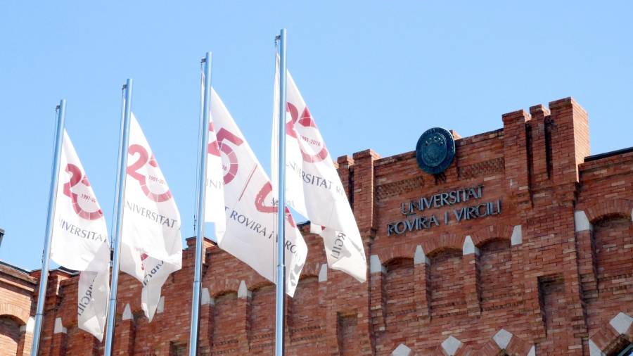 Detalle de la fachada del rectorado de la URV, donde ayer se celebró el Claustro. FOTO: ACN