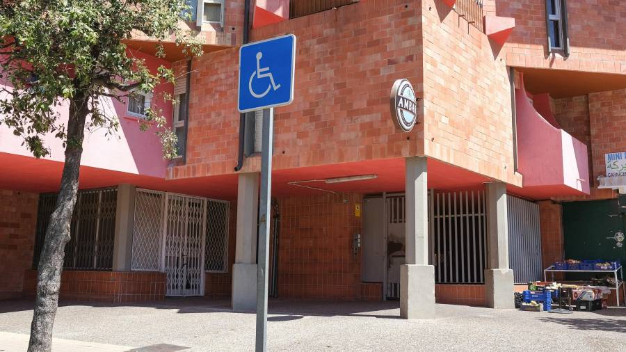 La okupación de la vivienda se produjo en el bloque rojo del barrio Gaudí, en la Avinguda Barcelona. FOTO: FABIÁN ACIDRES