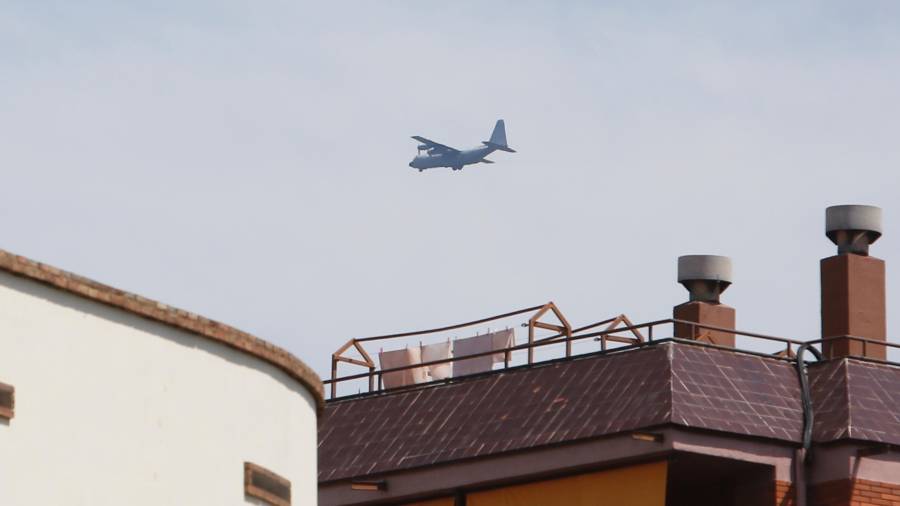 Imagen del Hércules C-130 que ha estado esta mañana sobrevolando el cielo de la demarcación. Foto: Pere Ferré