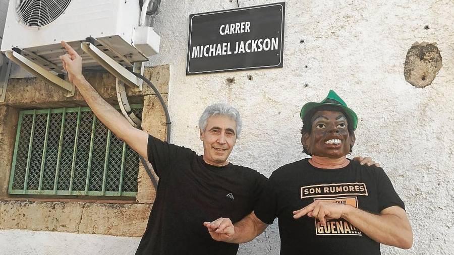 Xavier Albert (izquierda) con un vecino en el callejón Michael Jackson. FOTO: JMB
