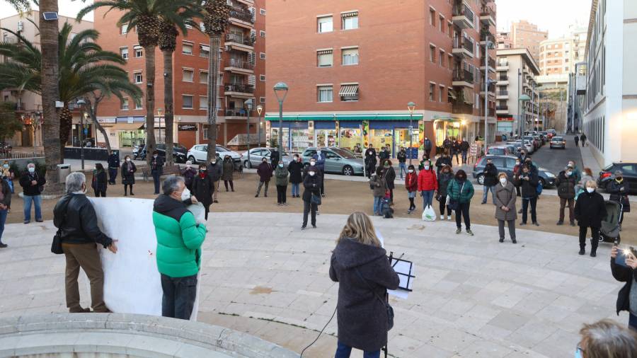 Más de una cincuentena de vecinos exigieron mejoras para la atención en el CAP Jaume I FOTO: ALBA MARINÉ