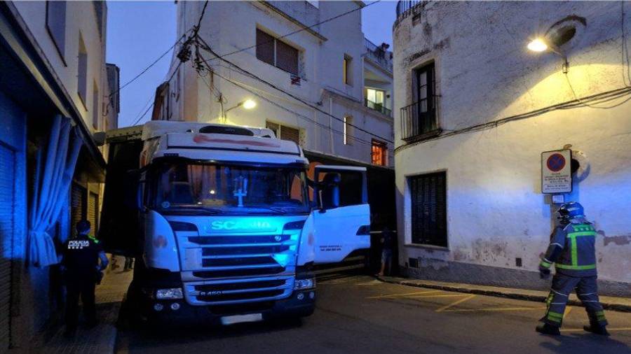 El 6 de agosto del año pasado, el camionero ya quedó empotrado con un camión en Sant Pol de Mar. Foto: Bombers de la Generalitat