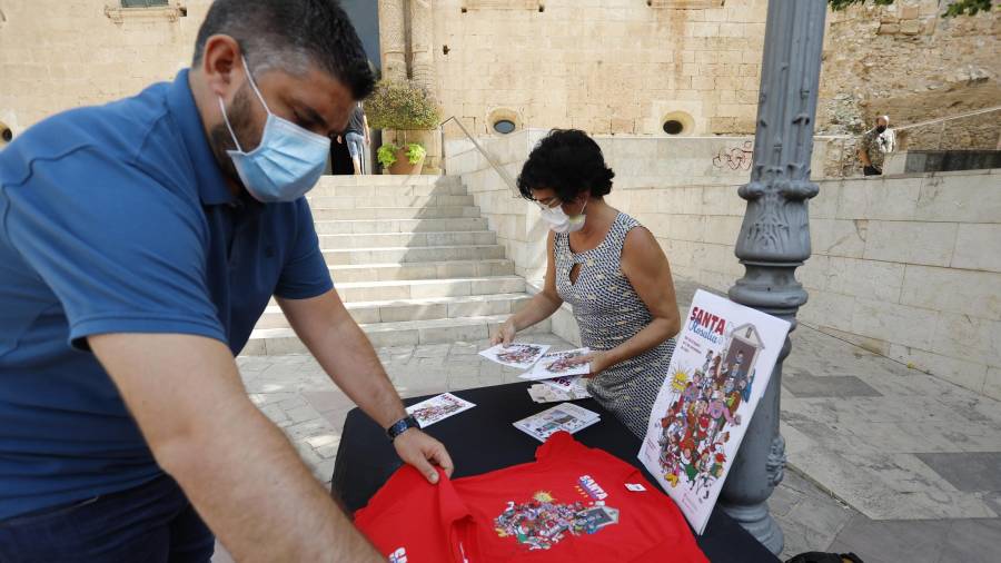 Raúl Garcia y Núria Batet con la camiseta y el cartel de las fiestas de Santa Rosalia de Torredembarra. FOTO: PERE FERRÉ