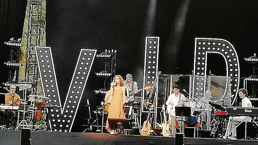 Ana Belén , en un momento del recital, arropada por su banda de músicos. FOTO: DT