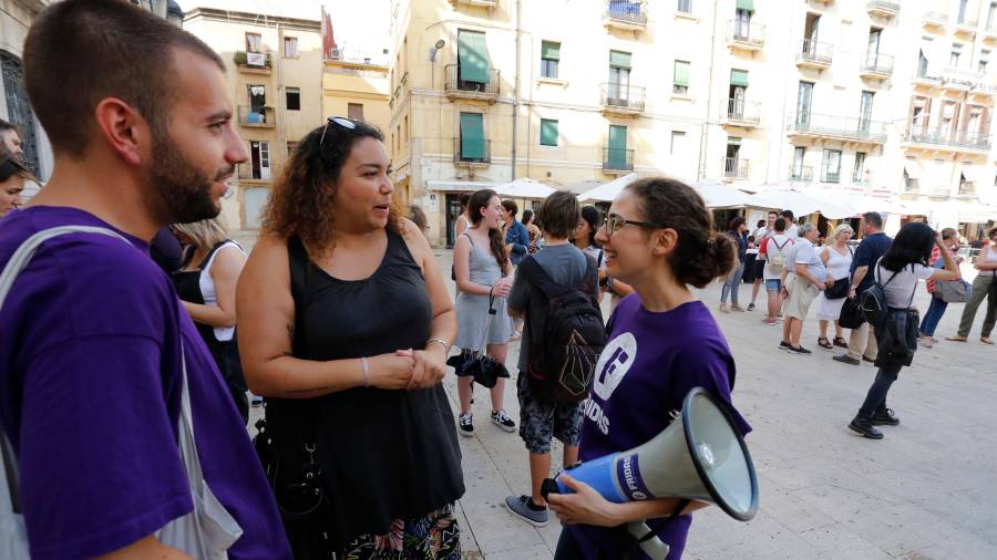 Miembros del colectivo Fridas delante del Ayuntamiento de Tarragona ayer. Foto: Pere Ferré