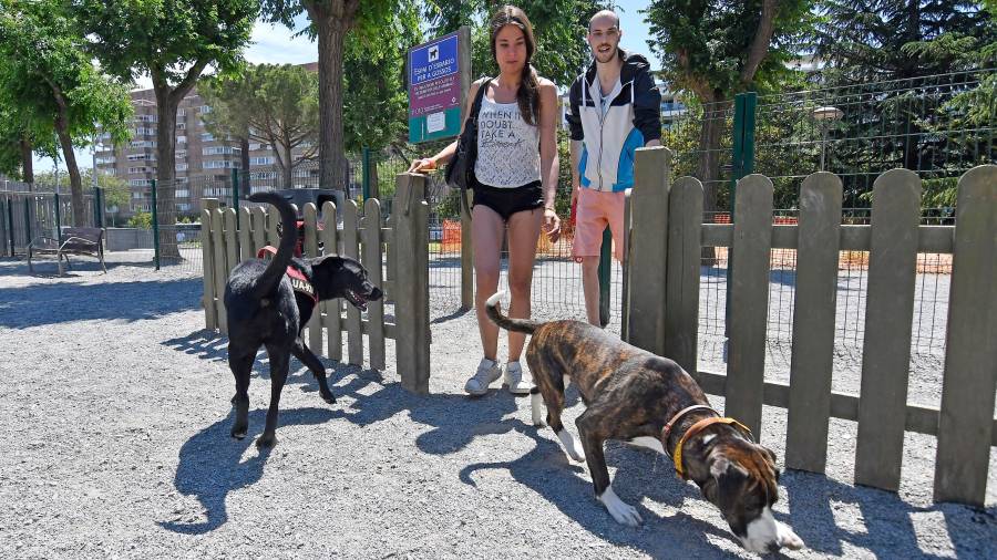 Dos usuarios entrando en el espacio para perros habilitado en el Parc de Sant Jordi de Reus. FOTO: Alfredo González