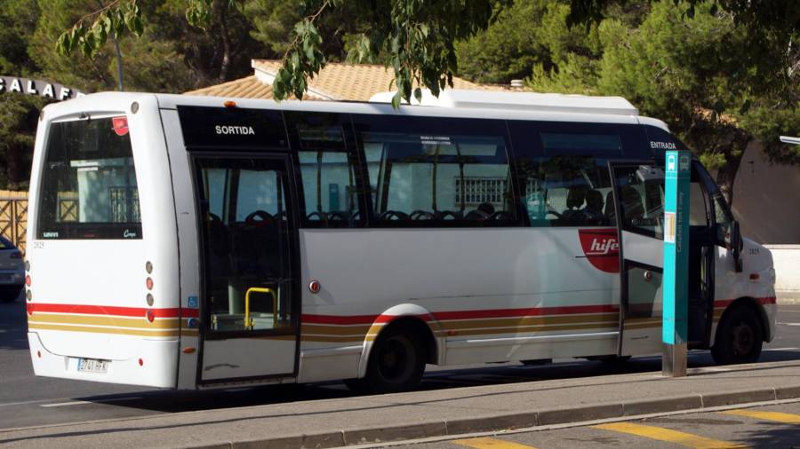 Un autobús municipal de Calafell.