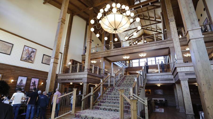 Hall del hotel Colorado Creek, construido en madera, que cuenta con un total de 150 habitaciones. FOTO: PERE FERRÉ/DT