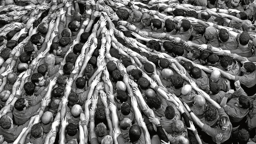 Imatges de ‘Bastint anhels’, exposició que es pot visitar al Tinglado 1 del Moll de Costa. FOTO: Albert Nel·lo.