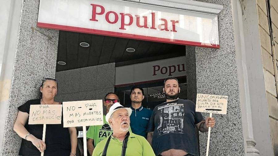 Una protesta de activistas de la PAH en una sucursal del Banco Popular en la calle Llovera de Reus, en 2018.foto: alfredo gonzález