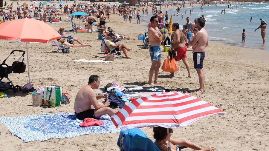La playa de l’Arrebassada presentó ayer muchos bañistas, pero la mayoría respetaban la distancia de seguridad. FOTO: FABIÁN ACIDRES