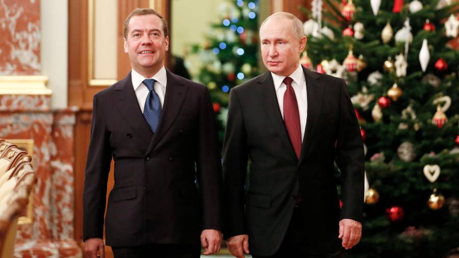 El presidente Vladimir Putin y el primer ministro Dimitri Medvedev, fotografiados el pasado 25 de diciembre en Moscú. FOTO: DMITRY ASTAKHOV/EFE