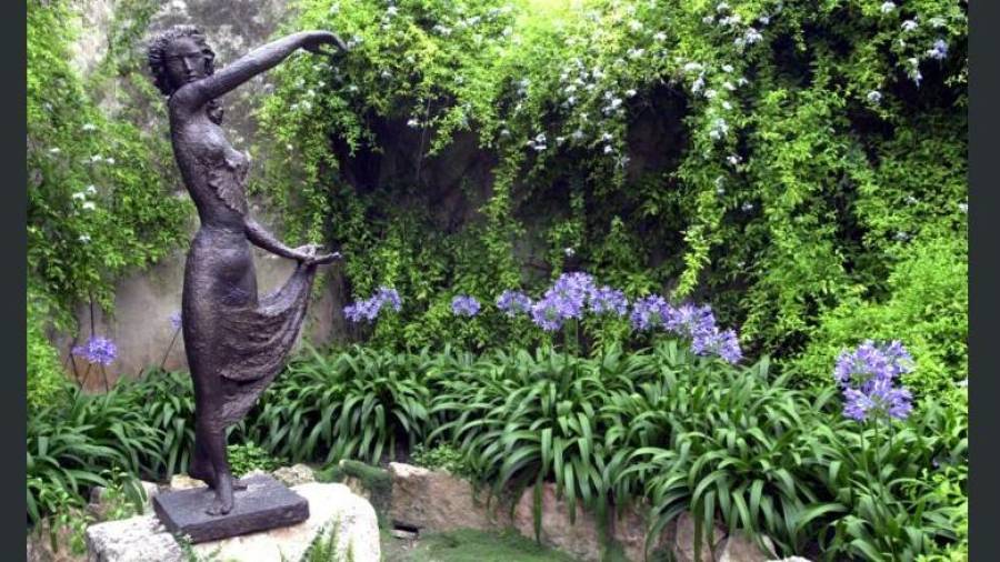 Una escultura en el jardín de la Fundació Fenosa.