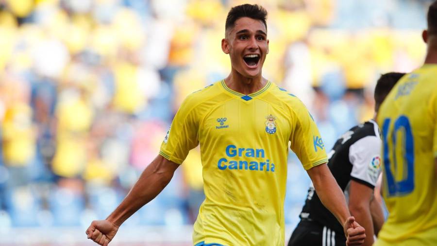 Sergi Cardona celebra uno gol del primer equipo de la UD Las Palmas durante esta temporada. firma: twitter