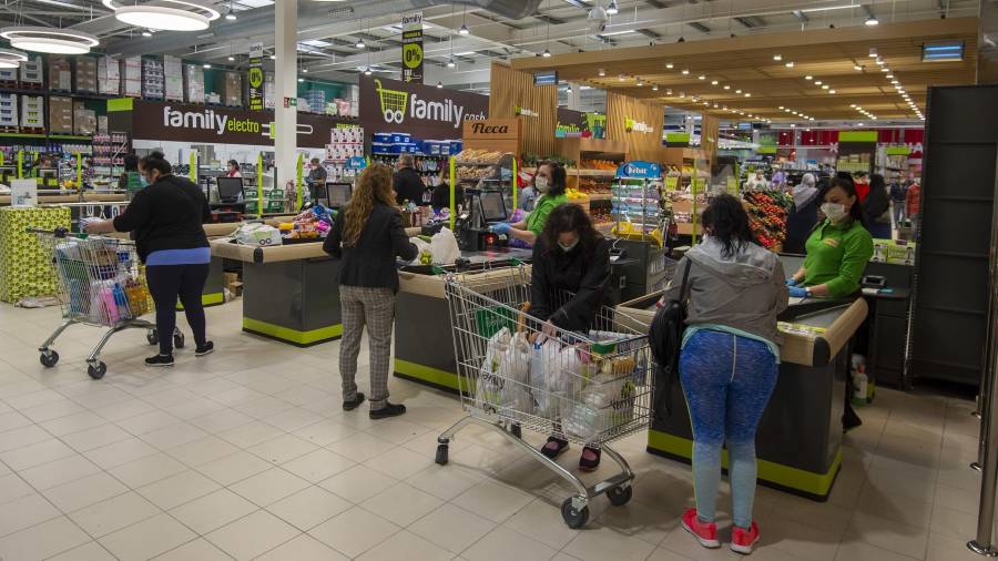 Clientes en el supermercado Family Cash de Amposta, en mayo. FOTO: REVILLAS/DT