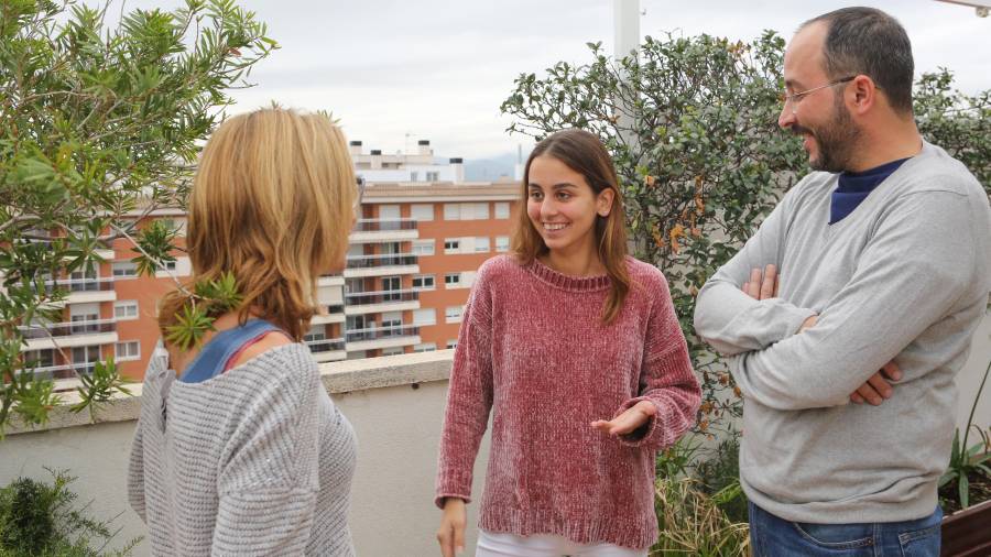 Laia conversa con sus padres, Pere y Cristina, quienes la apoyaron cuando decidió ponerse el implante coclear. FOTO: alba mariné