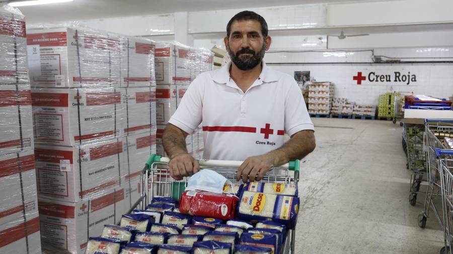Nico en el almacén de alimentos de Creu Roja donde se han multiplicado las peticiones de ayuda. FOTO: PERE FERRÉ
