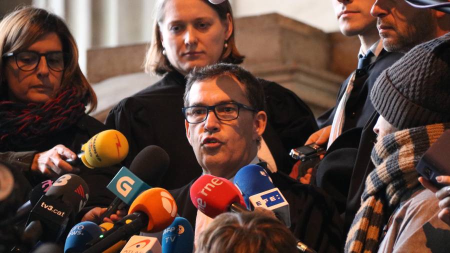 L'advocat Jaume-Alonso Cuevillas durant la compareixença després de la vista de Carles Puigdemont i els consellers cessats el 4 de desembre. Foto: ACN