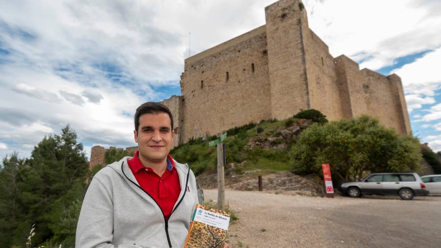 L’autor de la publicació, Josep Cañabate, al Castell de Miravet. FOTO: JOAN REVILLAS