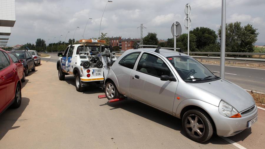 La polémica surge por la queja de un ciudadano al que la grúa municipal le retiró el vehículo. Foto: A. Mariné
