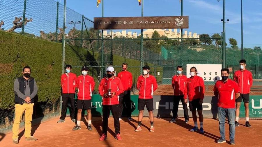 El equipo del Tennis Tarragona, con su trofeo de campeón. FOTO: CTT