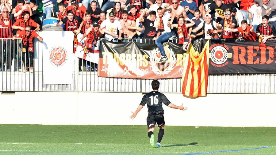 Ricardo Vaz celebra su histórico gol en Cornellà con los aficionados. Foto: Alfredo González