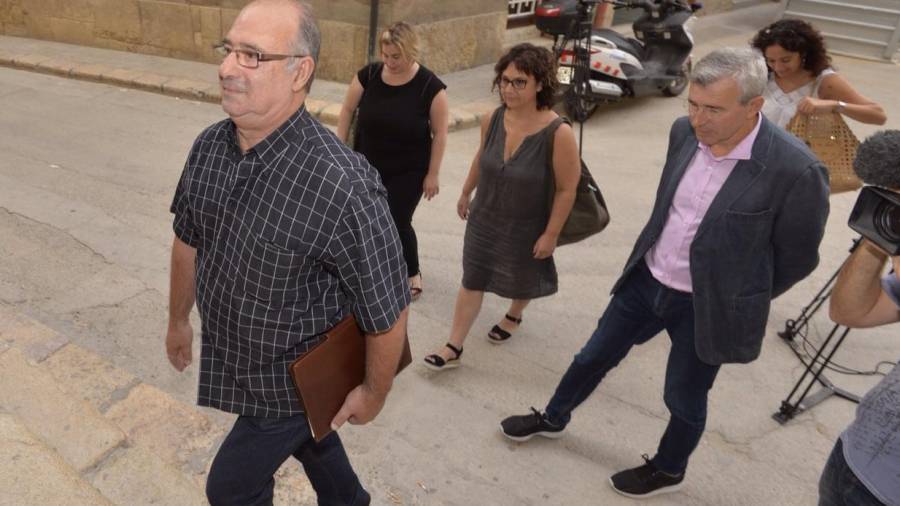 El tortosí Josep Rodríguez, net de l’alcalde de Tortosa afusellat pel franquisme, ahir a l’entrada dels Jutjats de Tortosa.Foto: joan revillas