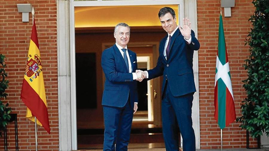 El presidente del Gobierno, Pedro Sánchez (derecha), recibió ayer al lehendakari Iñigo Urkullu. FOTO: EFE