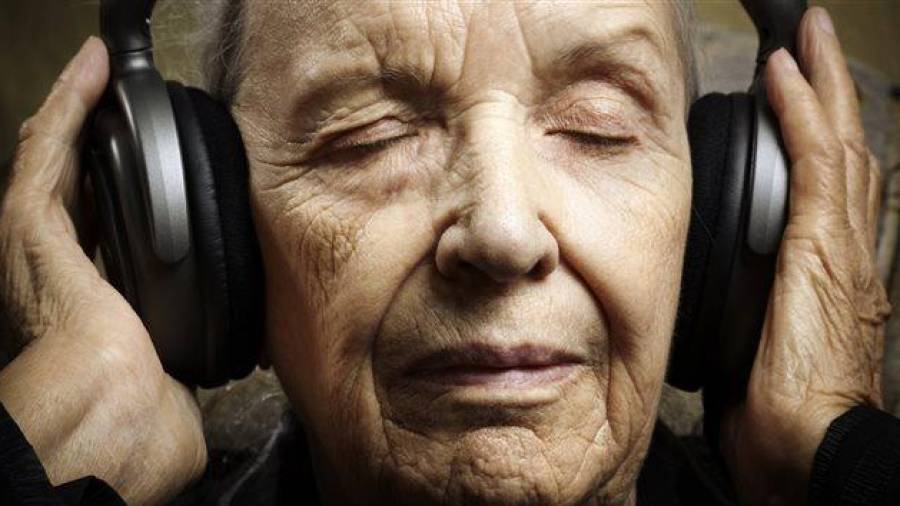La música es una buena terapia para el Alzheimer.