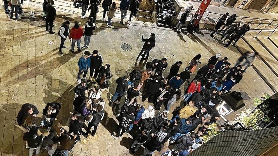 Imagen de la concentración de personas el sábado en torno a las tres de la madrugada. FOTO: CEDIDA