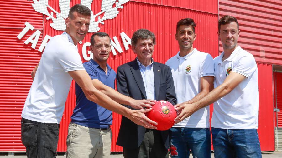 Los tres nuevos fichajes, Perone, Oliva y Martín, posan junto a Sergi Parés, director deportivo, y Josep Maria Andreu, presidente del Nàstic.