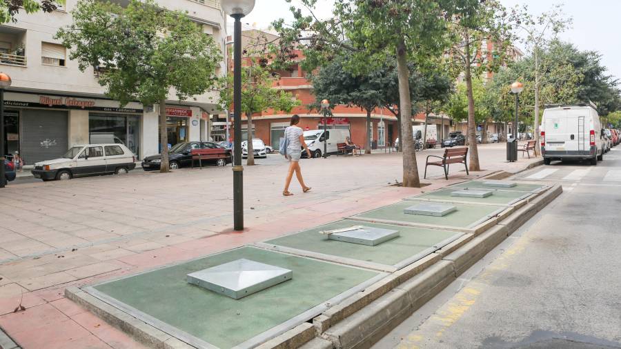 La plazas todavía conservan las plataformas de los antiguos contenedores soterrados. FOTO: Alba Mariné