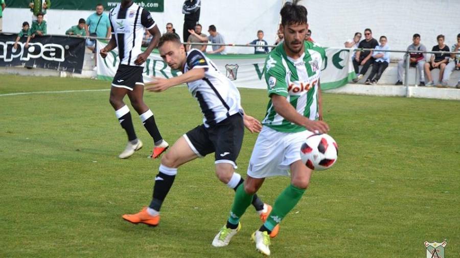 El cambrilense Edu Oriol controla un balón durante un partido con el Sanluqueño. foto: Atlético sanluqueño