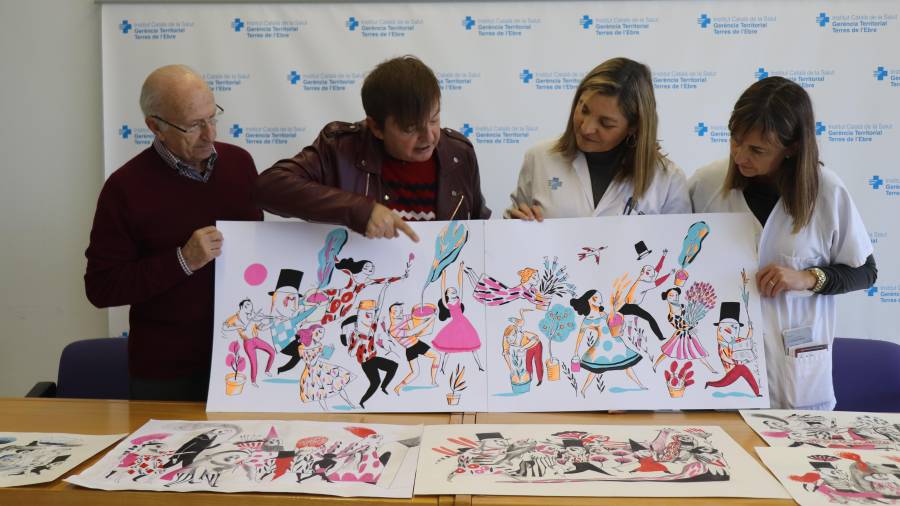 Ignasi Blanch mostrant l’esbós de la il·lustració que lluirà a l’Hospital Verge de la Cinta. FOTO: ROSER REGOLF