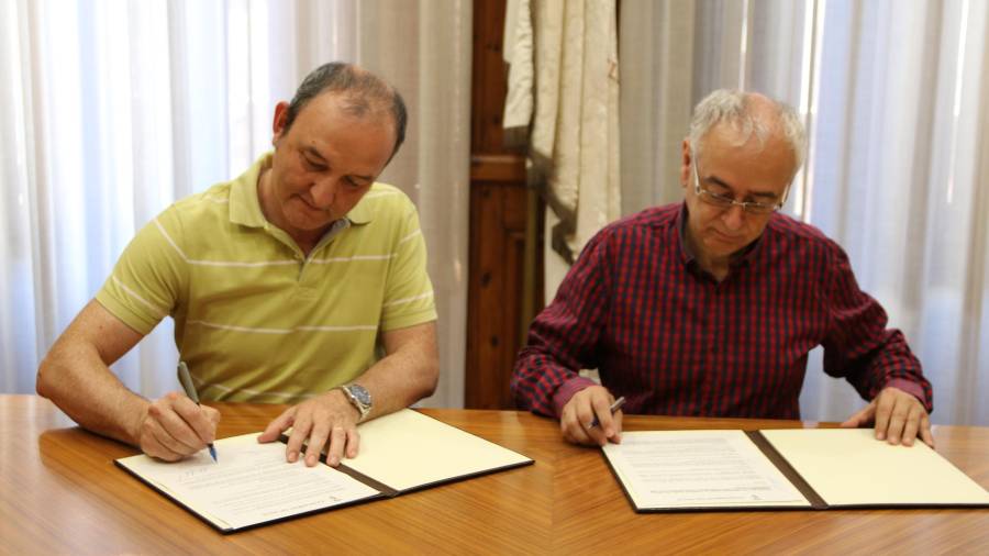 Jordi Cartanyà i Jordi París signant el conveni