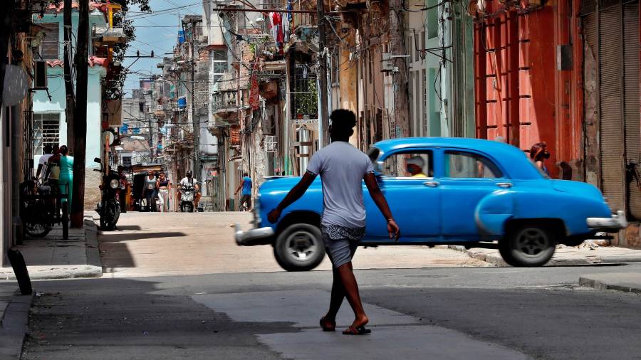 Calma en las calles de La Habana (ayer, 15 de julio). Foto: EFE/Ernesto Mastrascusa