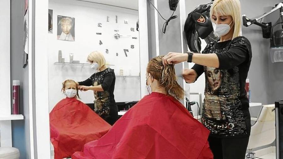 Una peluquería de Valls, atendiendo a una cliente. FOTO: Núria Torres