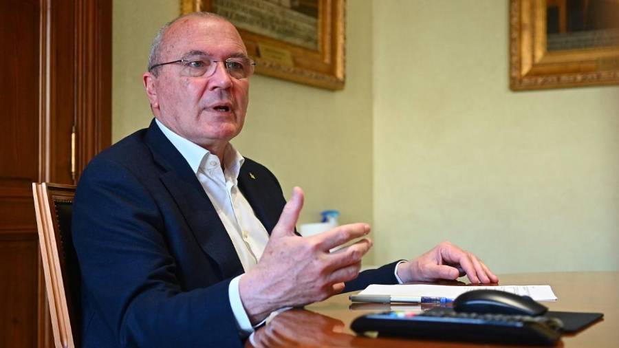 El alcalde de Reus, Carles Pellicer, en el ‘balcó dels somnis’ del Ayuntamiento de Reus. Foto: Alfredo González