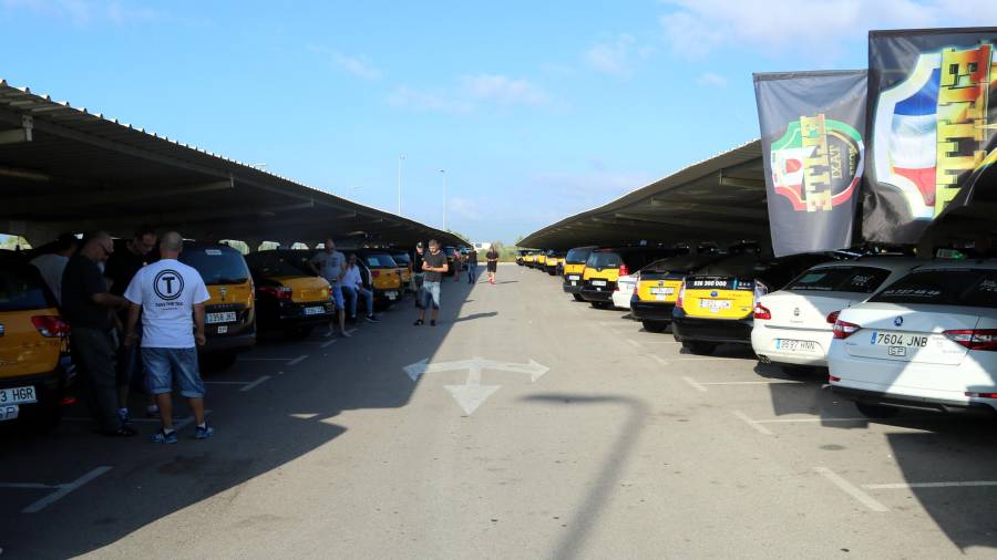 Imatge de taxis aparcats a l'àrea de descans de l'aeroport del Prat. Foto: Àlex Recolons