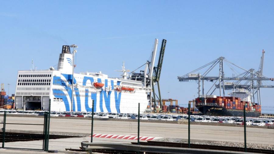 El cruxero GNV Azzurro, atracado en el Moll d'Andalusia del Port de Tarragona. Foto: ACN