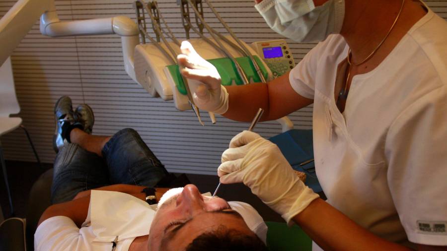 Imagen de archivo de una odontóloga atendiendo a un paciente. El trabajo se realiza a corta distancia. FOTO: pere ferré