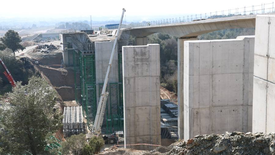 Construcción de un viaducto de 180 m en Valls, en el último tramo de la A-27, en febrero de 2019. FOTO: ACN