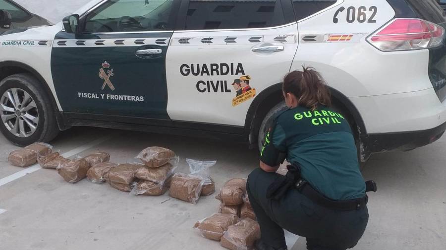 La Guardia Civil ha interceptado 16 paquetes con el material ilegal tras descubrir 12 envíos diferentes que se dirigían a toda la comarca. Foto: Guardia Civil