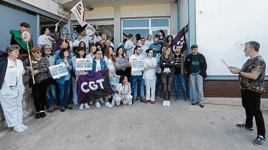 Imatge dels treballadors davant del centre, Rosset llegeix el manifest. FOTO: Alba Mariné