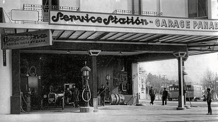 El garage Panadès, en los años 30. Estaba en la Rambla Vella. Fue derribado en 1995 por las obras de restauración en el Circ. FOTO: CHINCILLA/CENTRE D’IMATGES DE TARRAGONA/L’ARXIU