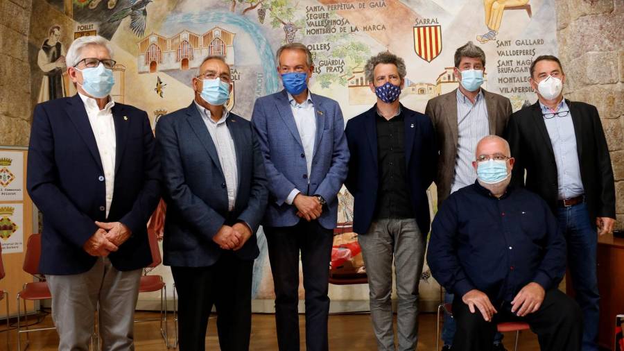 Els presidents dels consells comarcals de les comarques de l'Alt Camp, l'Anoia, les Garrigues, la Segarra, l'Urgell, el Priorat i la Conca de Barberà, a Montblanc, junts en contra de l'allau de renovables. Foto: ACN