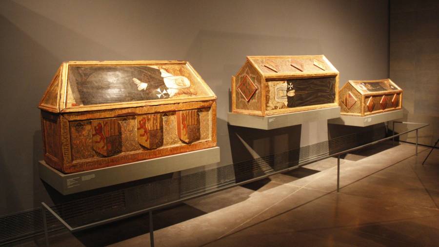 Els tres sarcòfags de les monges de Sixena que es troben exposats al Museu de Lleida. FOTO. ACN