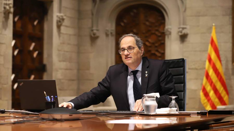 El presidente de la Generalitat, Quim Torra, reunido por videoconferencia con el presidente del gobierno español, Pedro Sánchez. FOTO: ACN